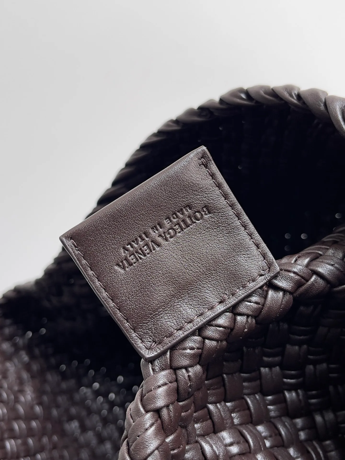 Batch 5760 BV collectible small woven handbags are really YYDS!! Bottega Veneta’s most classic small woven handbags are back! ! We use the highest quality leather with the highest craftsmanship❤️ to create the most expensive works. We have created the original Intrecciato leather weaving process❤️ This unique traditional exclusive leather weaving method has not only become our logo but also reflects the time-consuming and labor-intensive craftsmanship of our products❤️ The new TOSCA handbag must be a selection worth collecting🆕 Style number: 716974 Size: 27*9*18cm
